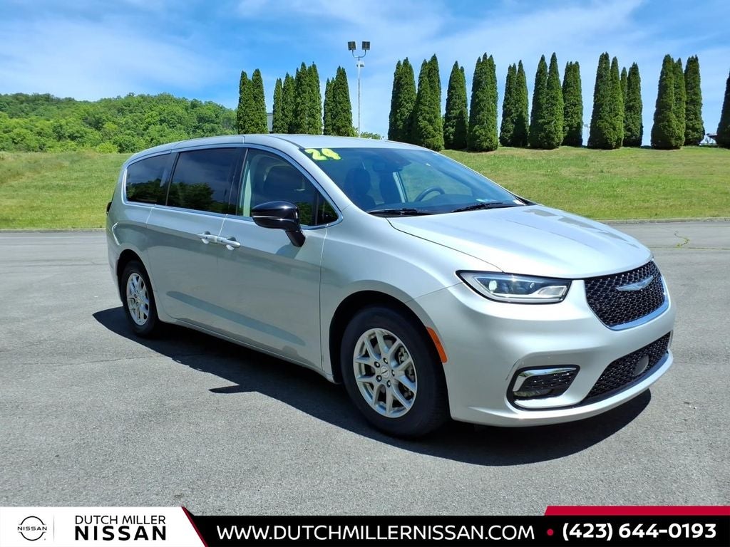 2024 Chrysler Pacifica Touring L's photo