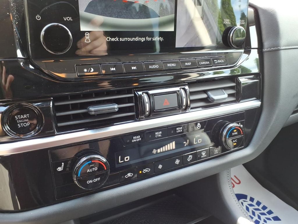2025 Nissan Pathfinder SL